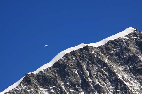 In volo con il parapendio sopra la Biancograt al Bernina (foto V.Vaninetti)